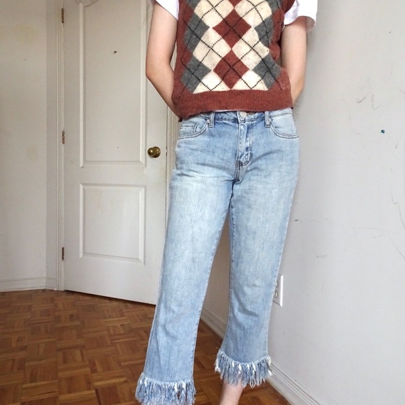 LIGHT WASH CROPPED JEANS WITH FRAYING - Picture 2 of 4